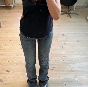 Lågmidjade jeans - Säljer dessa suuuper fina lågmidjade jeans från 7 for all kind, midjemått ca 40 och innebenslängd ca 83❤️direkt pris 600❤️