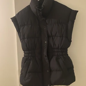 Din väst strl S - Säljer denna super sköna dum västen från Gina tricot i strl S. Funkar även någon som har strl M i jackor! Säljer för 199kr plus frakt.
