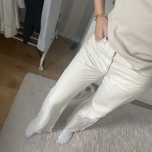 Vita jeans - Raka vita jeans men jättefina sömmar. De är i strl 36 från stradivarius