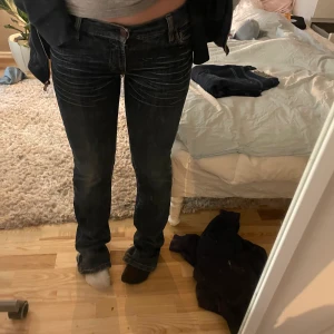 Lee jeans - Snygga bootcut jeans köpta second hand. Dom funkar för mig som är 165 cm lång, skriv om ni är instresserade av mått.  