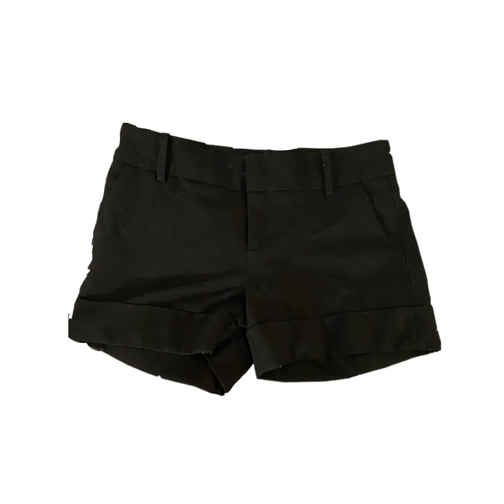 svarta zara shorts i strl M! skulle säga att de är åt de mindre hållet så kanske s/m! skriv om ni vill ha måtten! . Shorts.