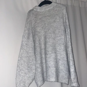 Stickad tröja  - Superfin grå stickad tröja. Kontakta mig vid intresse, köparen står för frakten💕
