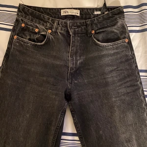 Midrise jeans zara  - Nytt pris 359kr, frakt 49kr. Användt ett fåtal gånger, raka jeans och sitter precis över naveln. 