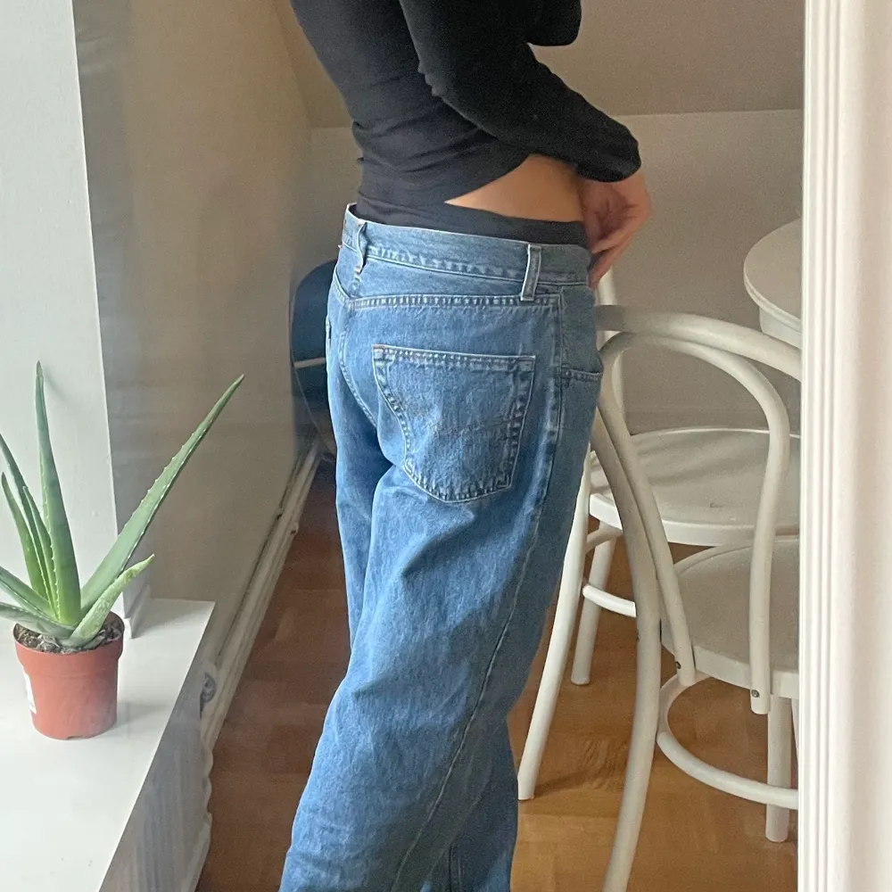 Säljer dessa underbara vintage jeansen från McGordon! Tunga och bra kvalité, dock alldeles för stora för mig. Om man gillar den stilen som jag har på bilden är de dock perfekta :). Jeans & Byxor.
