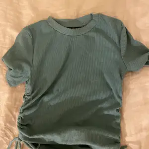 Super fin grön tshirt färgen är sååå fin❤️ de e knyte på sidorna o tröjan är slutsåld❤️