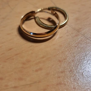 Örhängen 18k - 18k guld  Vikt 1,3 900kr