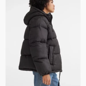 hej! säljer även denna svart vinterjacka nu!💗 - svart tjock vinterjacka! jag köpte denna jacka precis men vill nu inte ha kvar den längre, andvänd 1-2 gånger! köptes för 500kr säljer nu för 400kr, passa på dom är väldigt populära!!❤️