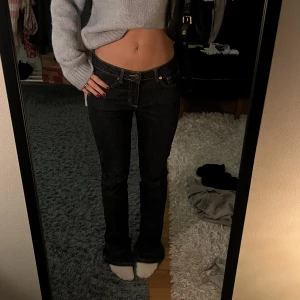 Mörkblåa lågmidjade jeans - Säljer dessa ass coola mörkblå jeansen med slits som tyvär inte fått någon användning längre ❤️