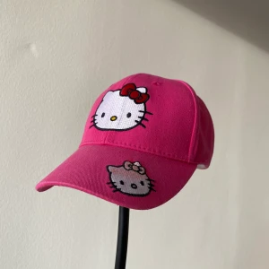 Hello Kitty keps - Swag keps i fint skick. Barnstorlek men passar mig bra som har en omkrets på 54 cm. Riktiga drainer vibbar i denna. Köp nu!