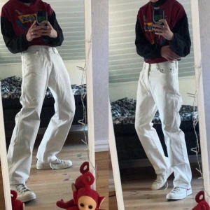 Vita loosefit jeans - ”Space Relaxed Straight Jeans” köpta från WEEKDAY. Använt få gånger. Har tyvärr växt ur dom. Jävligt snygga, bra material, sitter najs. Midjemått 36 cm. För fler bilder eller mått kontakta mig :) Condition 7/10