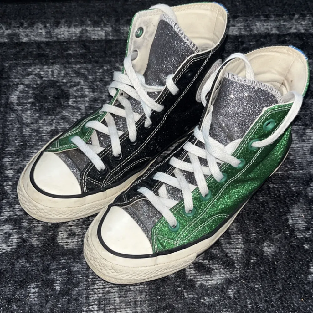 Så fina glittriga converse från converse kollektion med jw andrrson! Använda, men i bra skick bortsett från lite ytligt slitage (kan skicka bilder privat)  Passar 37,5 💖. Skor.