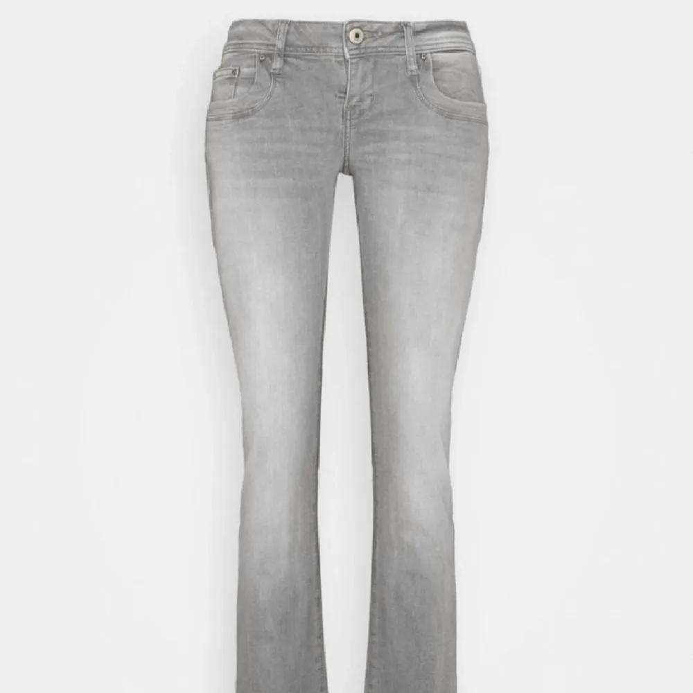 Säljer mina näst till oanvända ltb jeans, köpte två storlekar så därav säljer jag❤️❤️ st 28/34. Jeans & Byxor.