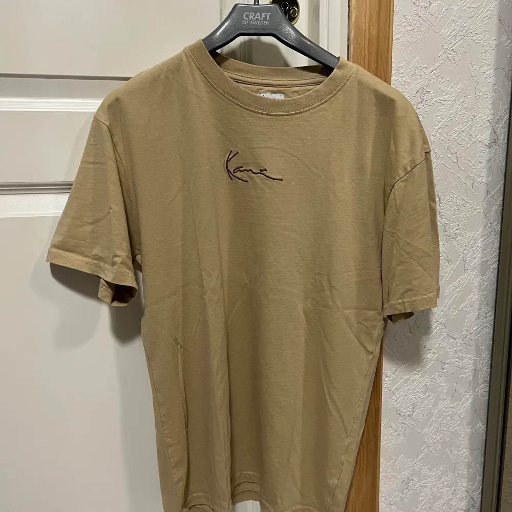 Tshirt från KarlKani i beige Storlek xs men sitter som en s/M då den är oversized. T-shirts.