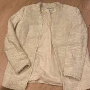 Kavaj vit/ljusgrön  - Lite gammal men fin över kjol eller jeans!