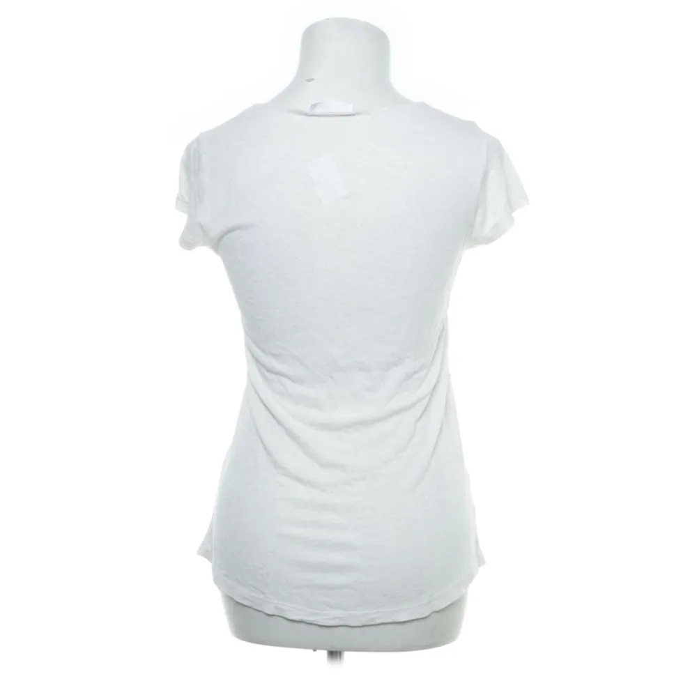 En super cool vit t-shirt med tryck!  På mig som vanligtvis har S/M sitter den super bra!  Nästan helt oanvänd men köpt secondhand, inga slitningar eller missfärgningar:))). T-shirts.