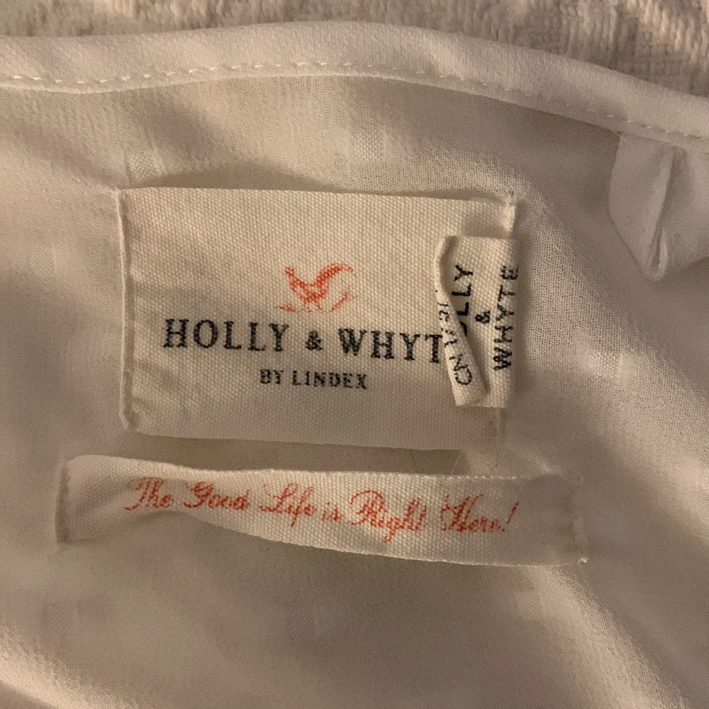 Fin vit genomskinlig vit tröja från Holly&Whyte. Nästan aldrig andvänd❤️storlek:L. Skjortor.