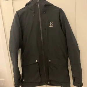 Haglöfs dubbel jacka - Riktigt bra plag till alla väder och årstider :)  Tar emot byten men kan även sänka priset vid snabb affär!!  Den är s men passar både S och M.