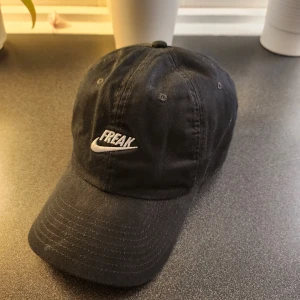 Nike Keps - Nike Keps från Giannis Antetokounmpo, använd men välvårdad. 