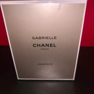Parfymen är Gabrielle Chanel essence. Den är helt oöppnade och inriktad för damer. Kan sänka priset för snabb affär