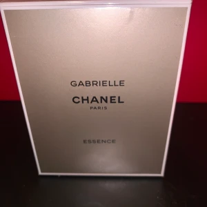 Perfym Chanel gabrielle 50ml - Parfymen är Gabrielle Chanel essence. Den är helt oöppnade och inriktad för damer. Kan sänka priset för snabb affär