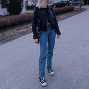 Jeans weekday - Storlek 25/32, superfina och långa! Jag är 172cm och de går över skorna 😍 
