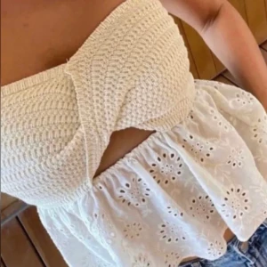 Topp zara - Säljer denna topp från zara som köptes på zara i somras. Tröjan är endast använd någon enstaka gång💓