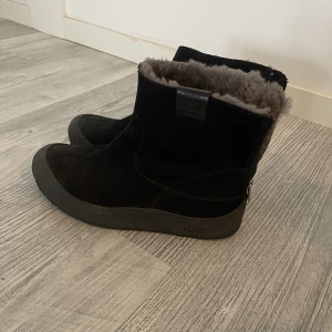 Canada snow vinterkängor 37 - Säljer mina nästan helt nya canada snow  vinter kängor i storlek 37. Använda 2 gånger. Tål och värmer fötterna ordentligt de kallaste vintrarna och även impregnerade så de ej blir blöta. Köpa för 2200kr men säljer för 600kr. Finns i Södertälje men kan frk