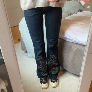 Jeans med tryck  - Super coola jenas med broderi i bootcut modell. Jeansen är från More&More och är i storlek 36. Långa i modellen, jag är 167 cm lång. Medelhöga i midjan. Inga defekter.❣️Köparen står för frakten❣️BUDGIVNING 