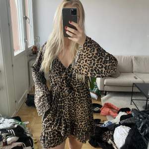 Säljer min fina oanvända leopardklänning från pretty little thing. Tags är kvar!! Köptes för 350:- säljer för 120:-! Storlek 6 UK vilket motsvarar XS/34 EU