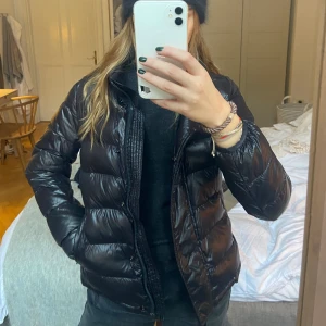 Jacka  - Supersnygg dunjacka från GAP i storlek xs. Jackan håller för alla väder och har både dragkedja och knappar. Inga defekter. ❣️Köparen står för frakten❣️