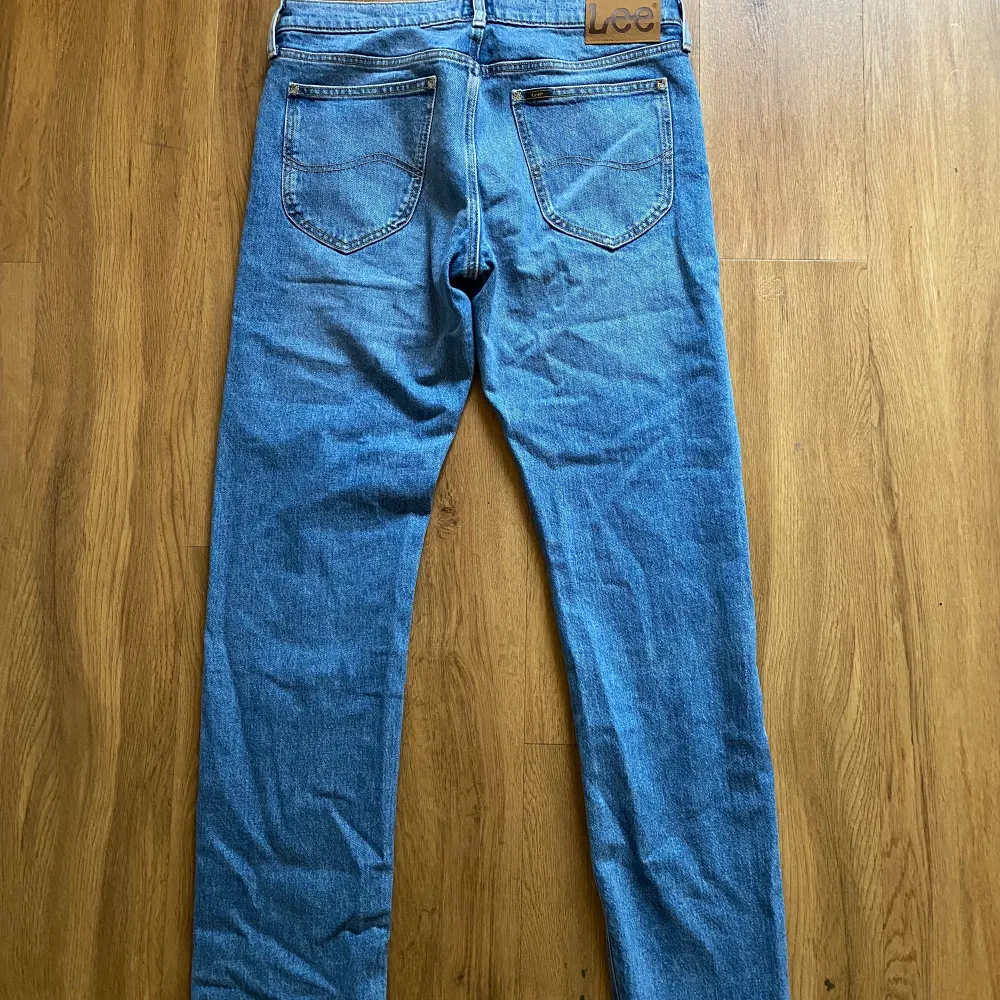 Vanliga blå jeans från LEE, knappt använda och nypris är runt 800. Pris kan alltid diskuteras! Köparen står för frakt 😌. Jeans & Byxor.