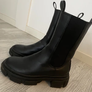 Chunky Boots storlek 37 - Säljer mina nästan helt nya Chunky Boots i storlek 37 köpta för 700kr säljer för 200kr . Finns i Södertälje men kan även fraktas mot porto 