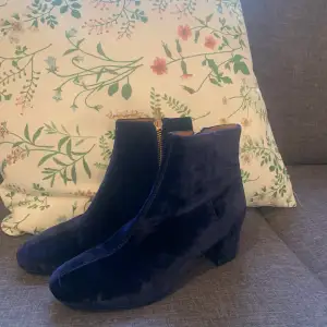 Womens Blue Velvet Heeled Boots from & Other stories  Very good condition only mark on the heels as exampled in photo 3.  Damnskor, Kängor  Original price 1250 Sek Elegant, pefect for parties this Christmas