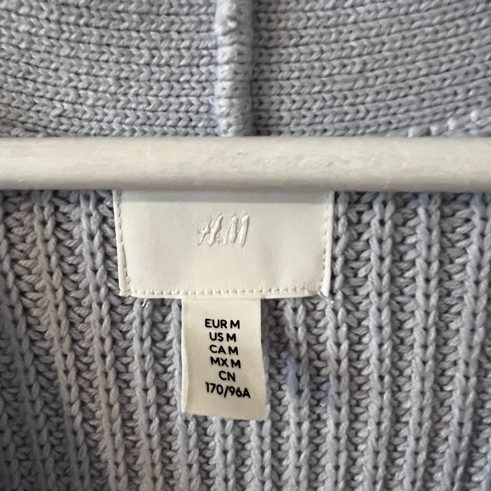 Blå stickad tröja från H&M. Endast använd en gång. Stickat.