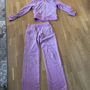 Juicy couture  - Säljer mitt rosa juicy sätt tröjan är använd 2 gånger, byxorna är lite mer använda kanske typ 7 gånger. Kontakta om du har fler frågor svarar gärna.☺️☺️ nypris 2100kr. Byxorna-xs tröjan-s 