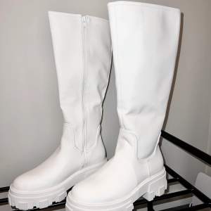 Höga vita boots från Asos som aldrig är använda. Storlek 38. Inköpspris: 489kr
