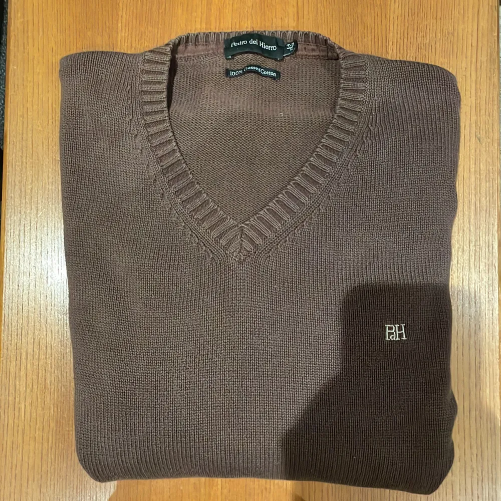 Säljer en stickad brun v-ringade tröja som inte längre kommer till användning längre, Stoleken är M. Köparen står för frakten (tröjan kan eventuellt säljas för ett lägre pris). Tröjor & Koftor.