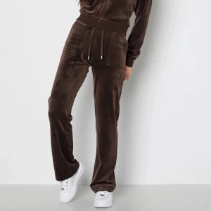 Juicy couture byxor  - Hej, jag säljer mina juicybyxor då jag knappat använder de, kan skicka bild. Dom har blivit använda 3-4 gånger. Kan mötas upp i sthlm kan även frakta jag står ej för frakten. Originalpris 1099kr mitt pris 800kr