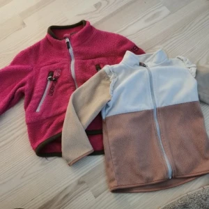 2st flisjackor. - 2st flisjackor st 92. 50kr för båda.