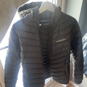 Peakperformance jacka - Säljer min fina peak jacka, använd men i väldigt gott skick ändå. Skriv för fler bilder🫶🏼 Storlek M men passar mig som är S också