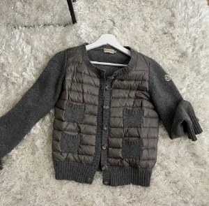 Moncler cardigan  - Intressekoll på min fina äkta moncler kofta som kan användas som sommar jacka, storlek M men passar xs/s. Jag har inte använt den och det är inga defekter ❤️