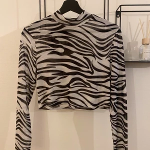 Zebramönstrad meshtröja - Aldrig använd, som ny! Köparen står får frakten<3 
