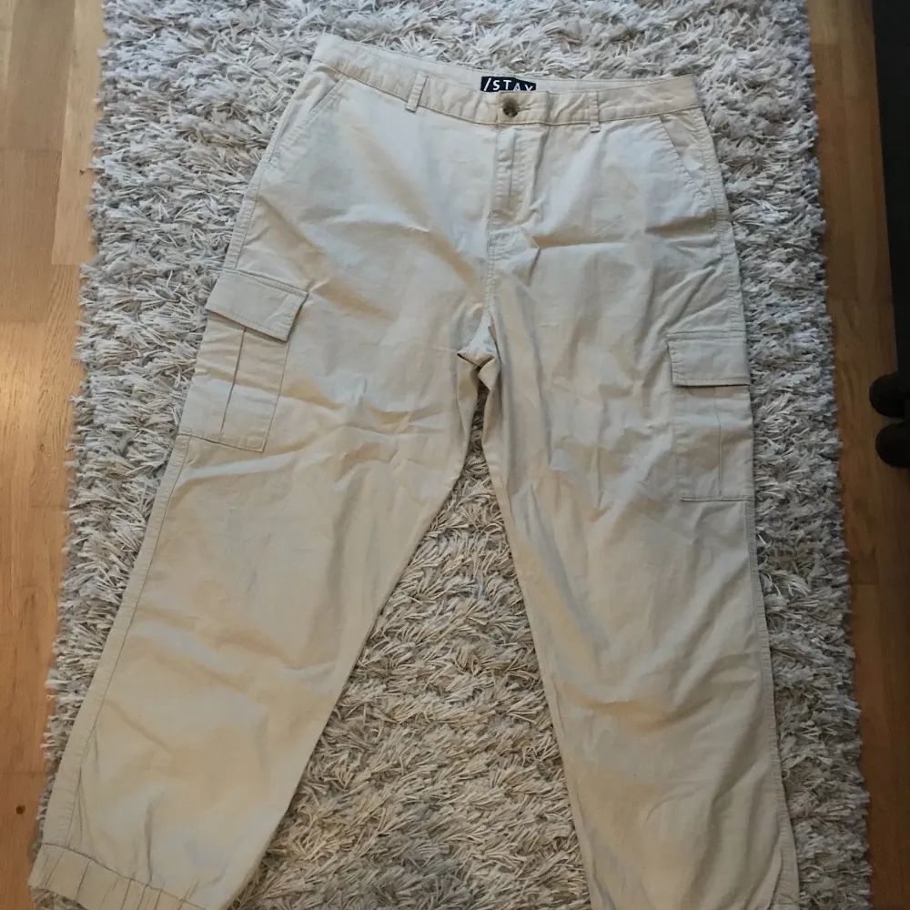 Säljer dessa cargo pants från Carlings då dom ej har kommit till användning. De är helt oanvända. Om bilder önskas skriv gärna privat! 💕 Storlek XL men sitter som M. Jeans & Byxor.