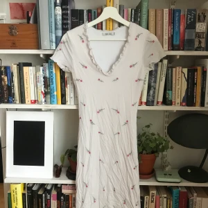 Söt klänning med rosa blommor - Så söt klänning med dubbelt tyg, rosa små virkade blommor på. En dröm! 