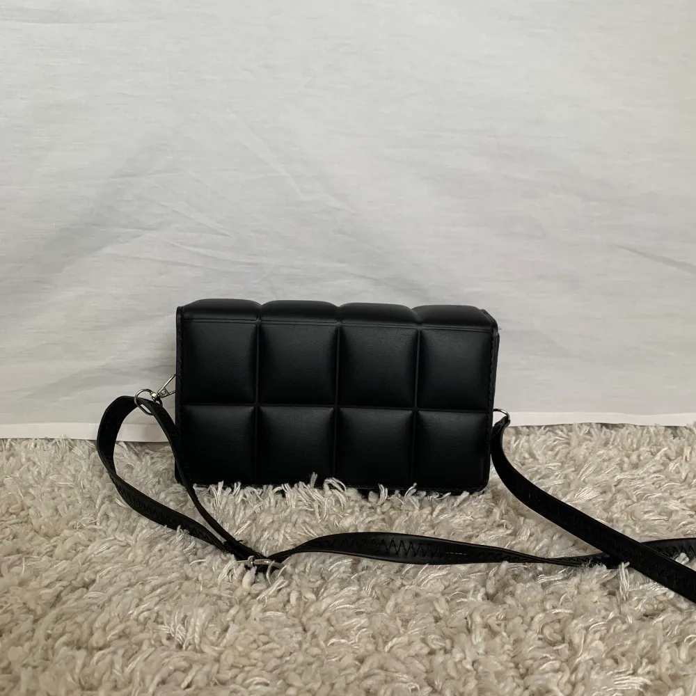 Jättefin svart väska med rutor 🖤⚡️ har använd några gånger nästan som ny ❤️skriv till mig för fler frågor elr fler bilder ❤️ pris kan diskuteras ❤️. Väskor.