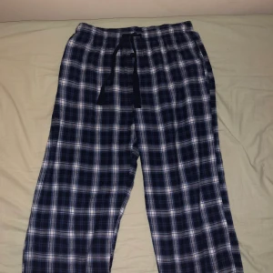 Pyjamasbyxor - Blåa pyjamasbyxor, knappt använda 