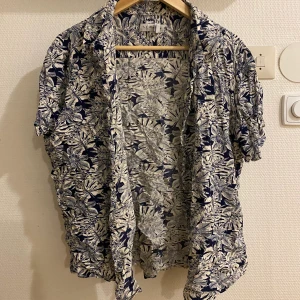 Skjorta - Skjorta från okänt märke. Liten i storleken. Skrynklig då den legat i en låda ett tag.