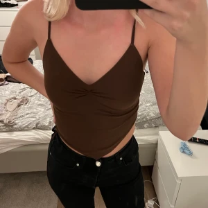 Brunt linne  - Säljer detta bruna linne från bikbok i storlek Xs. Band som går att ljustera. Aldrig andvänd (prislapp kvar) 