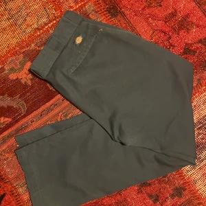 Dickies 874 - Tvär feta dickies chinos i passform 874 sjukt trendiga och i topp kvalite förutom att de en elr två små skråmor på knät men det är nästan som att det gör dom coolare (skriv för mer info)