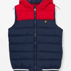Snygg väst!!! - Säljer min snygga sköna väst från lyle & scott eftersom den inte kommer till användning då jag köpt en ny. Inga defekter eller så och om man vill ha bild fråga privat 💕💕 köparen står för frakten💞🫶
